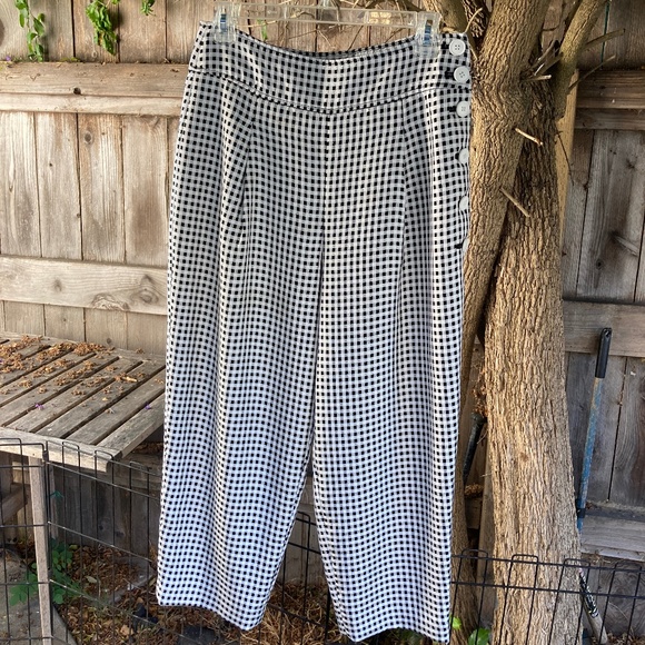 Black and White Cropped Pants by Club Monaco - Picture 6 of 9